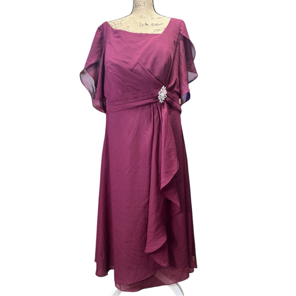 Elegant Layered Burgundy Evening Dress. NWT. Size 18-20